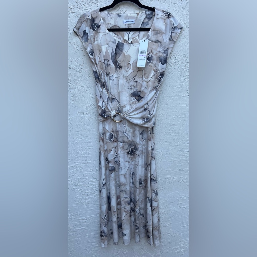 Super soft Calvin Klein dress with a beautiful pattern and belt detail 🪻
